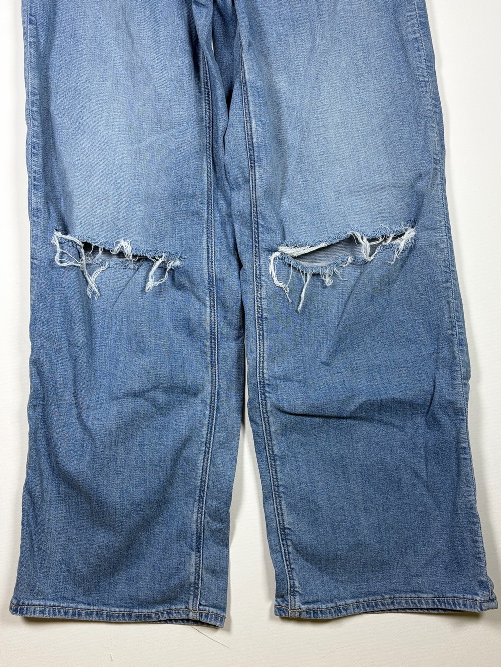 American Eagle Outfitters Light Blue Distressed Low Rise Baggy Wide-Leg Jeans - Picture 3 of 9